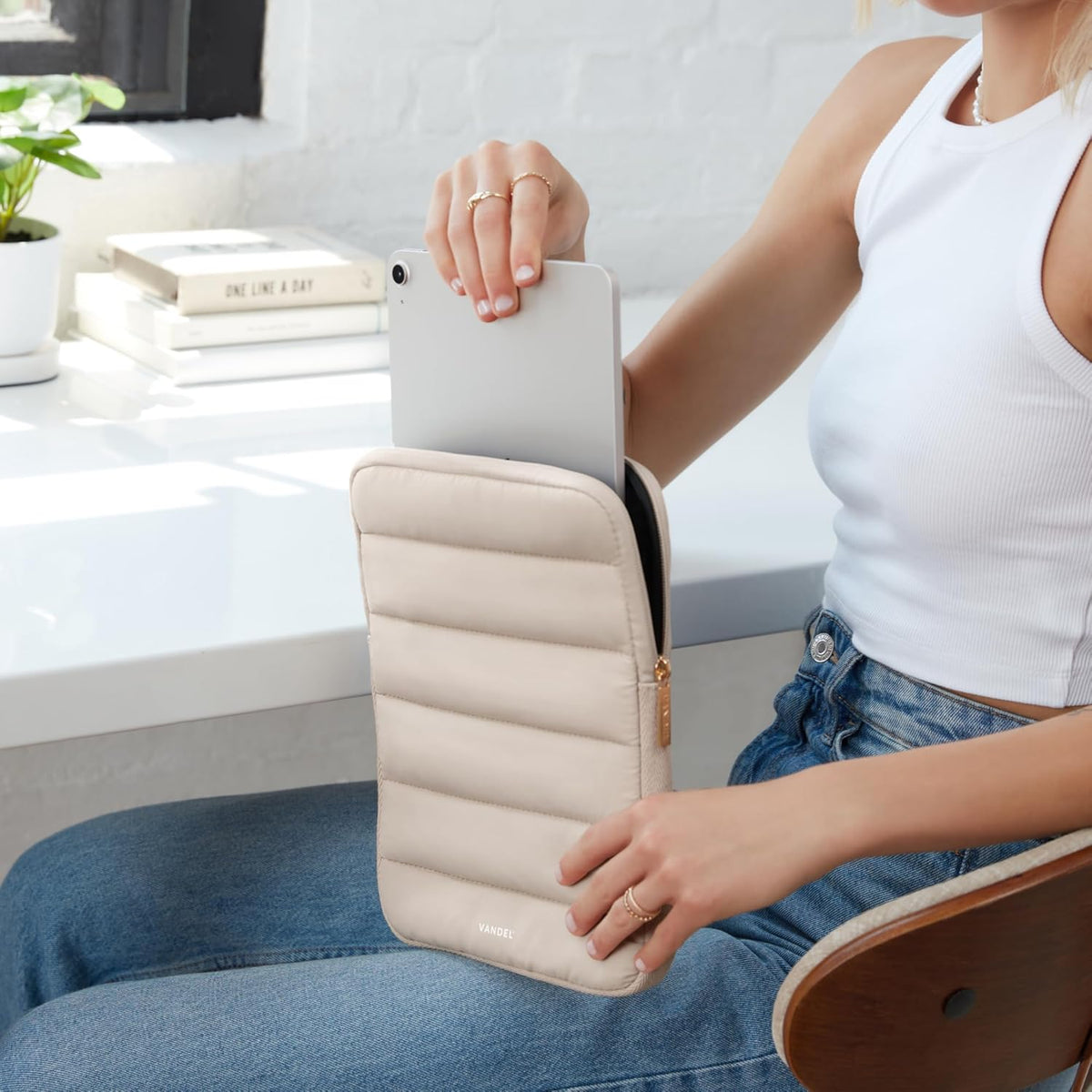 Vandel - The Original Puffy iPad Sleeve 9-11 Inch Tablet Sleeve, Beige i Pad Case for Women and Men, Cute iPad Air Pouch, 9 10 Inch, 11 Inch Bag